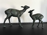 Sculpture mother roe deer with baby fawn - afbeelding 3 van  5