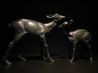 Sculpture mother roe deer with baby fawn - afbeelding 4 van  5