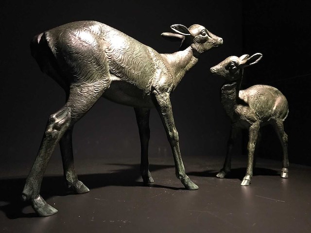 Sculpture mother roe deer with baby fawn - afbeelding 5 van  5