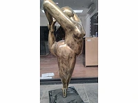 Sculptuur dansende dame