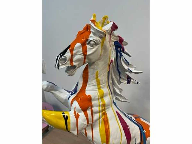 Sculptuur stijgerend paard - afbeelding 2 van  2