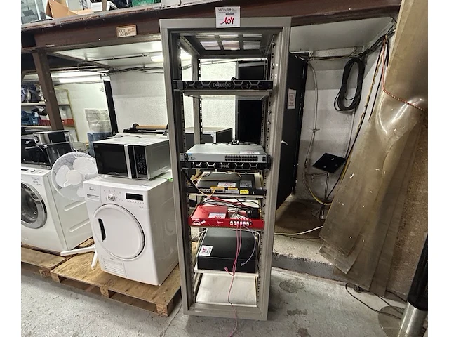 Serverkast met inhoud samengesteld lot 101-106 - afbeelding 1 van  5