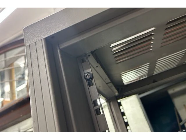 Serverkast met inhoud samengesteld lot 101-106 - afbeelding 4 van  5