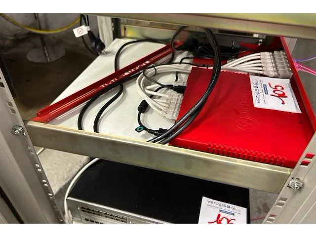 Serverkast met inhoud samengesteld lot 101-106 - afbeelding 5 van  5