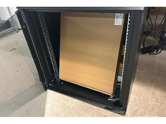 Serverkast, sleutels en toebehoren - afbeelding 3 van  4