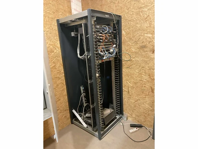 Serverrack met inhoud - afbeelding 2 van  9