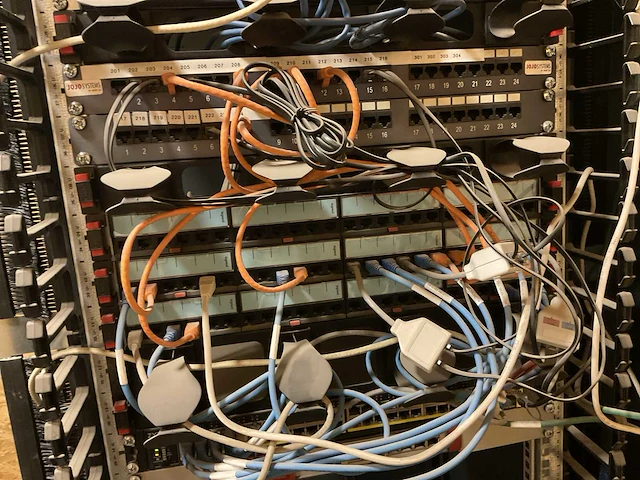 Serverrack met inhoud - afbeelding 4 van  9