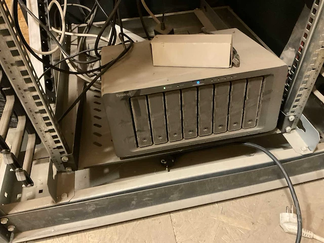 Serverrack met inhoud - afbeelding 6 van  9