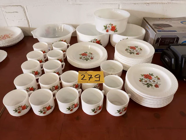 Servies arcopal amelie. 53 stuks - afbeelding 1 van  4