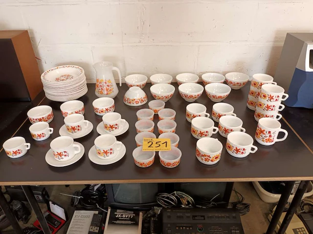 Servies arcopal flore. 63 stuks - afbeelding 1 van  5