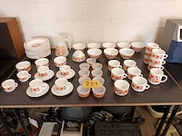 Servies arcopal flore. 63 stuks
