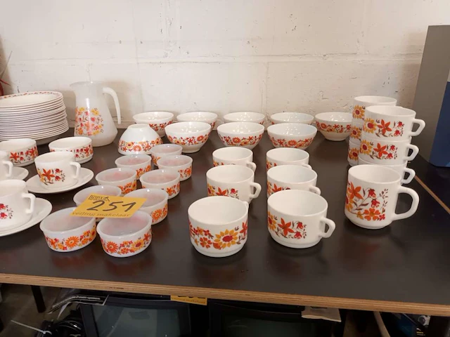 Servies arcopal flore. 63 stuks - afbeelding 2 van  5