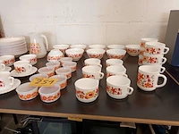 Servies arcopal flore. 63 stuks - afbeelding 2 van  5