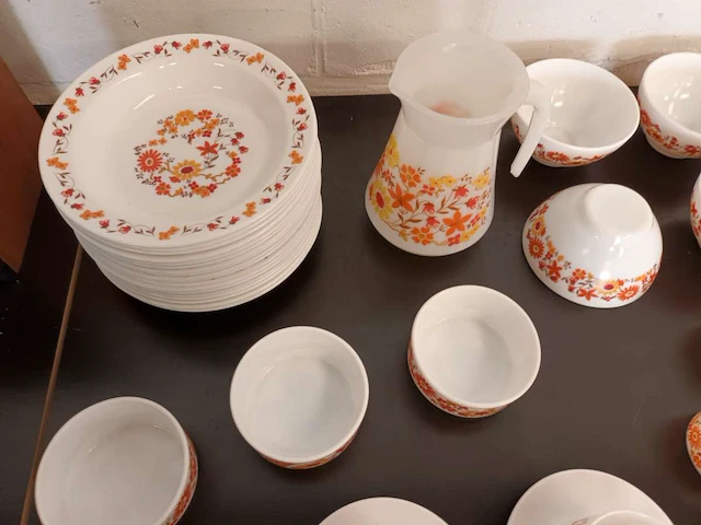 Servies arcopal flore. 63 stuks - afbeelding 4 van  5