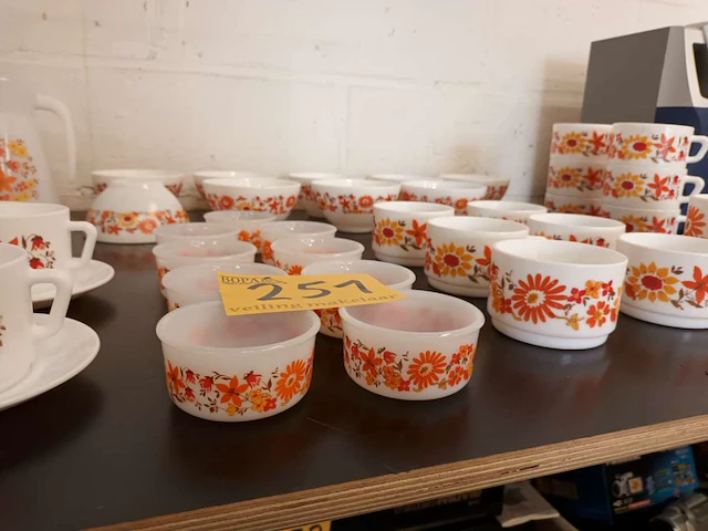Servies arcopal flore. 63 stuks - afbeelding 5 van  5