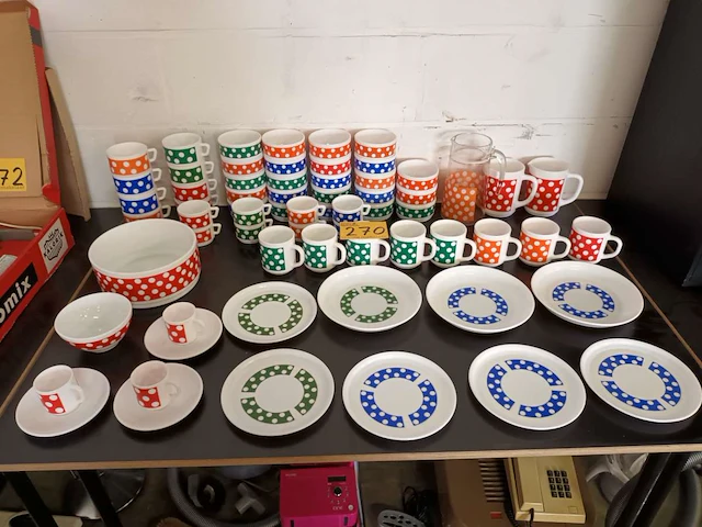 Servies arcopal polka dot. 66 stuks - afbeelding 1 van  5
