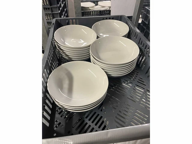 Servies, glaswerk en bestek (370x) - afbeelding 1 van  2