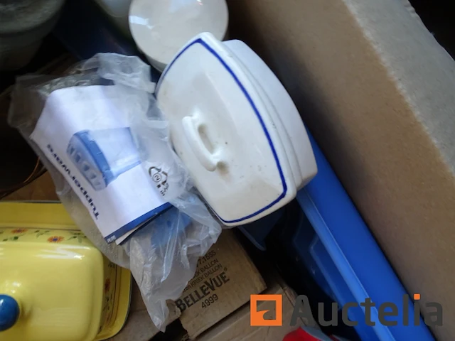 Serviesset: borden, hakmolen, botervloot, carlsberg en bellevue glazen, tupperware, bestek - afbeelding 2 van  11