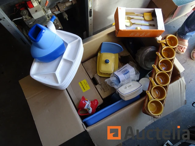 Serviesset: borden, hakmolen, botervloot, carlsberg en bellevue glazen, tupperware, bestek - afbeelding 1 van  11