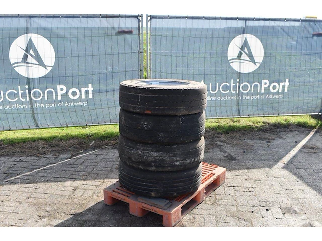 Set banden bridgestone r168 met velgen - afbeelding 1 van  1