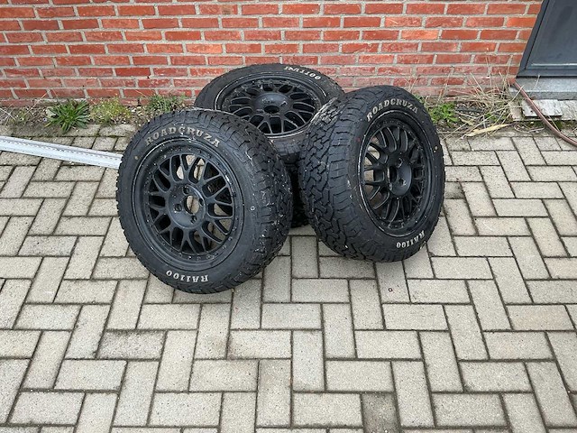 Set banden met velg autoband - afbeelding 1 van  5