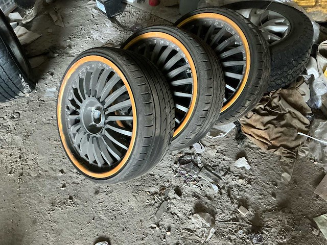 Set banden met velg autoband - afbeelding 1 van  5