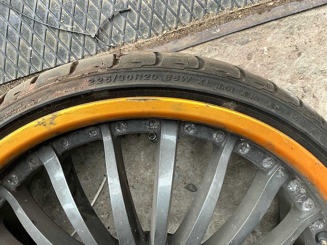 Set banden met velg autoband - afbeelding 4 van  5