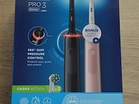 Set elektrische tandenborstels braun oral b pro 3 3900n gift edition black and pink met extra opzetborstel (b435) - afbeelding 1 van  5