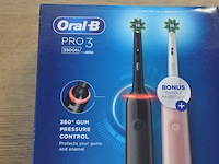 Set elektrische tandenborstels braun oral b pro 3 3900n gift edition black and pink met extra opzetborstel (b435) - afbeelding 2 van  4