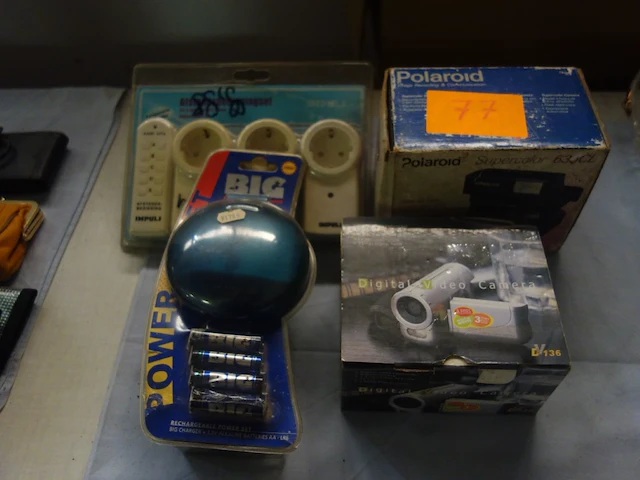 Set met polaroit, digital videocamera, afstandbedieningsset, oplader - afbeelding 1 van  2