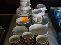 Set met soepkommen, dessertborden, dessertpotjes en grote kom - afbeelding 1 van  1