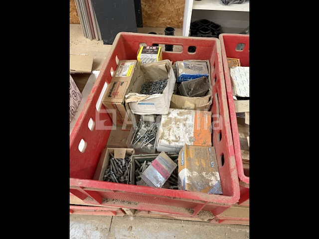 Set schroeven spijkers, ventilatieroosters, hoekafwerking van keukenplint van de bodem - afbeelding 1 van  5