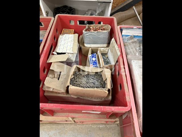 Set schroeven spijkers, ventilatieroosters, hoekafwerking van keukenplint van de bodem - afbeelding 2 van  5