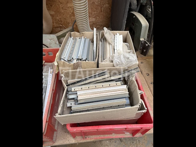 Set schroeven spijkers, ventilatieroosters, hoekafwerking van keukenplint van de bodem - afbeelding 3 van  5