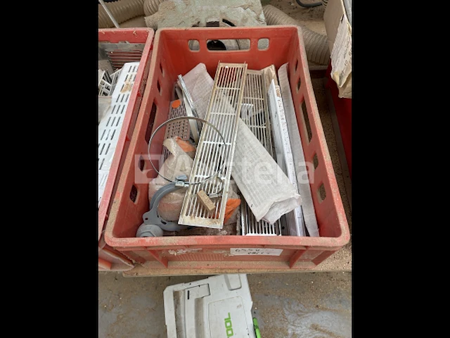 Set schroeven spijkers, ventilatieroosters, hoekafwerking van keukenplint van de bodem - afbeelding 4 van  5