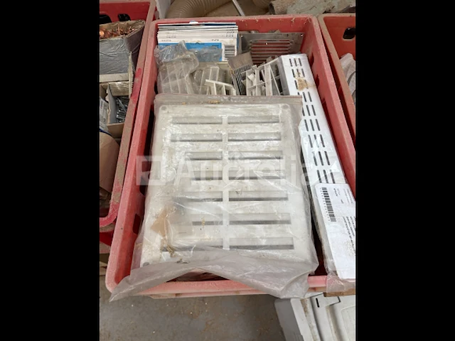 Set schroeven spijkers, ventilatieroosters, hoekafwerking van keukenplint van de bodem - afbeelding 5 van  5