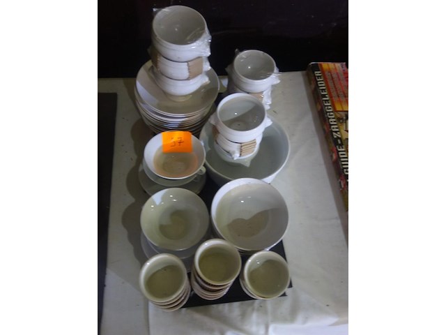 Set soepkommen, dessertborden, dessertkommetjes en grote kom - afbeelding 2 van  2