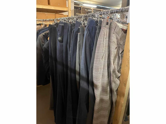 Set van 110 heren geklede broeken en jassen van diverse merken nieuwe items - diverse maten - afbeelding 1 van  6