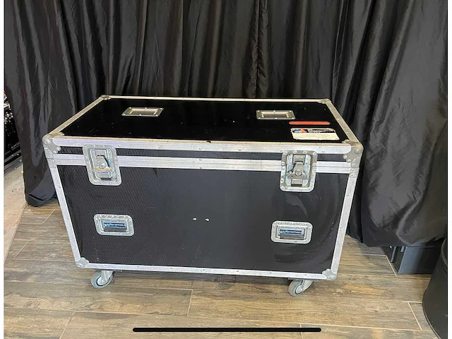 Set van 2 clay paky mythos 2 in flightcase - afbeelding 2 van  6