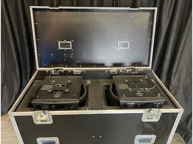 Set van 2 clay paky mythos 2 in flightcase - afbeelding 3 van  6