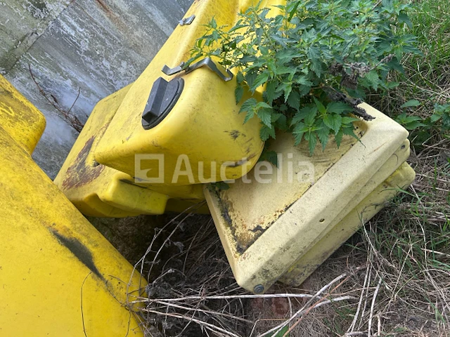 Set van 2 john deere 832 spuittanks (niet gebarsten) - afbeelding 5 van  5