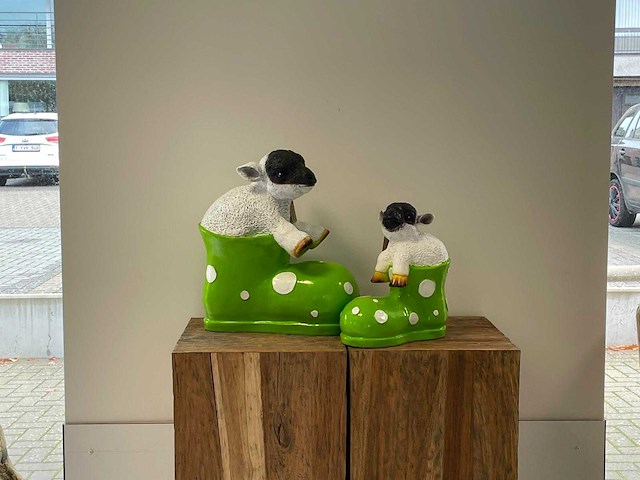 Set van 2 lammetjes in groene bot h47cm & h35cm - afbeelding 2 van  2