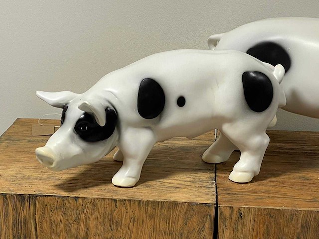 Set van 2 varkens staand h27cm & h23cm wit/zwart - afbeelding 2 van  3