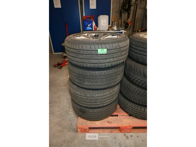 Set van 4 autobanden met velgen - afbeelding 1 van  5
