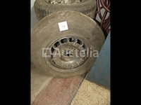 Set van 4 banden op velgen voor een oud voertuig Set van 4 banden op velgen voor een oud voertuig