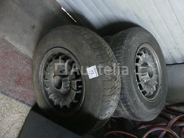 Set van 4 banden op velgen voor een oud voertuig - afbeelding 2 van  4