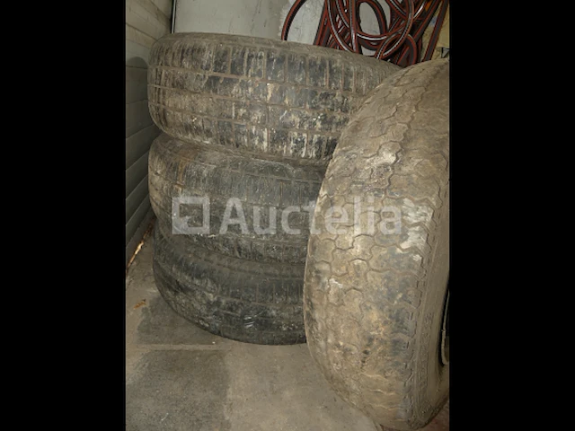 Set van 4 banden op velgen voor een oud voertuig - afbeelding 3 van  4