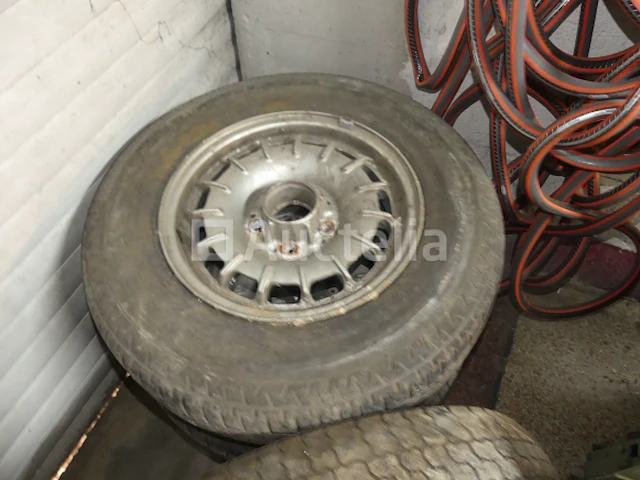 Set van 4 banden op velgen voor een oud voertuig - afbeelding 4 van  4