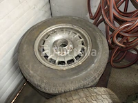 Set van 4 banden op velgen voor een oud voertuig - afbeelding 4 van  4