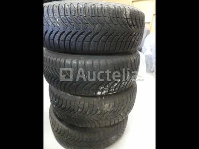 Set van 4 winterbanden op velgen - afbeelding 1 van  4